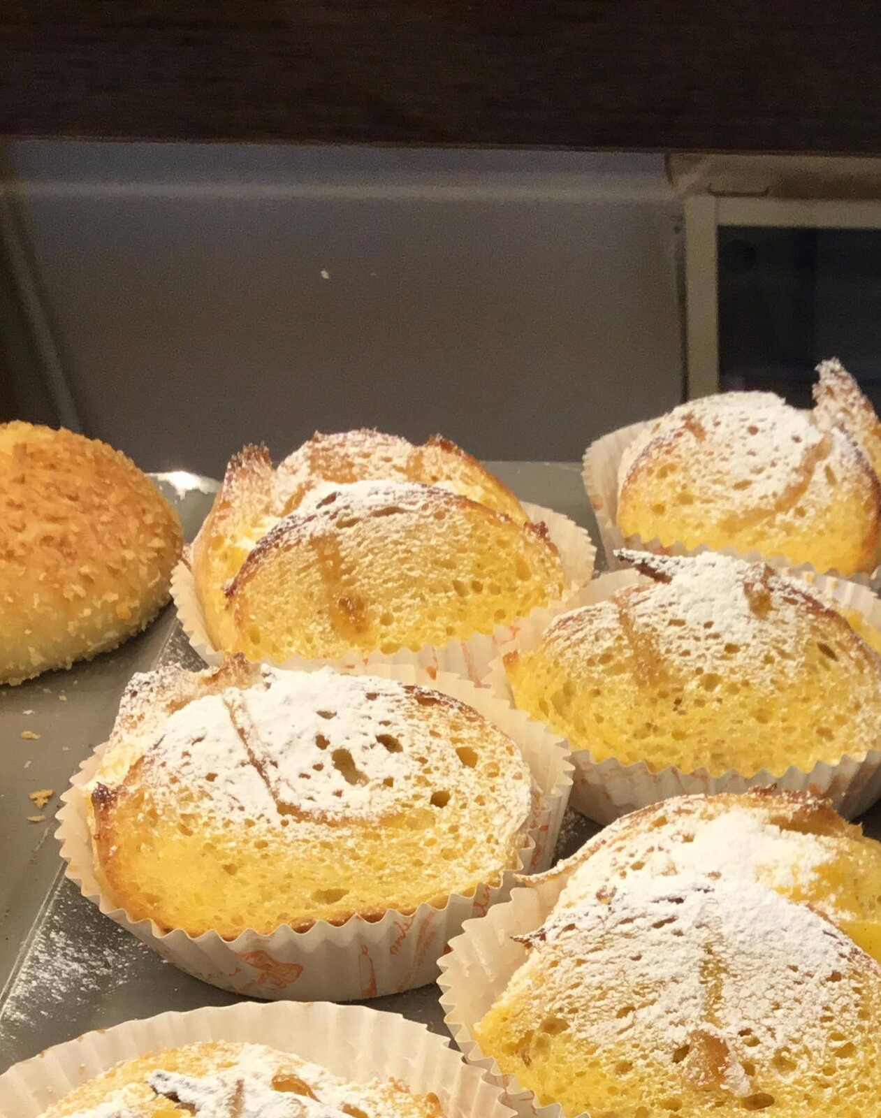 喫茶水月苑・小月パン工房の焼き菓子ショーケース(公式Instagramより)
