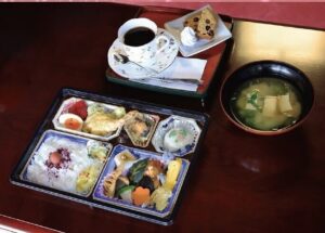 喫茶水月苑の和御膳、コーヒーとデザート付き(公式Instagramより)
