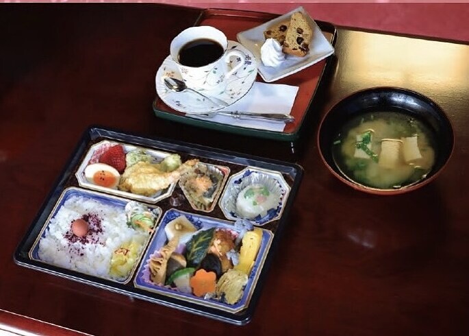喫茶水月苑の和御膳、コーヒーとデザート付き(公式Instagramより)