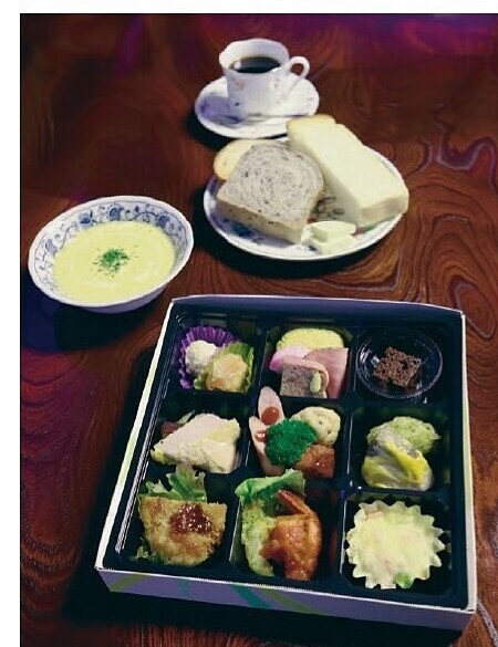 喫茶水月苑の洋御膳、自家製パンとスープ付き(公式Instagramより)