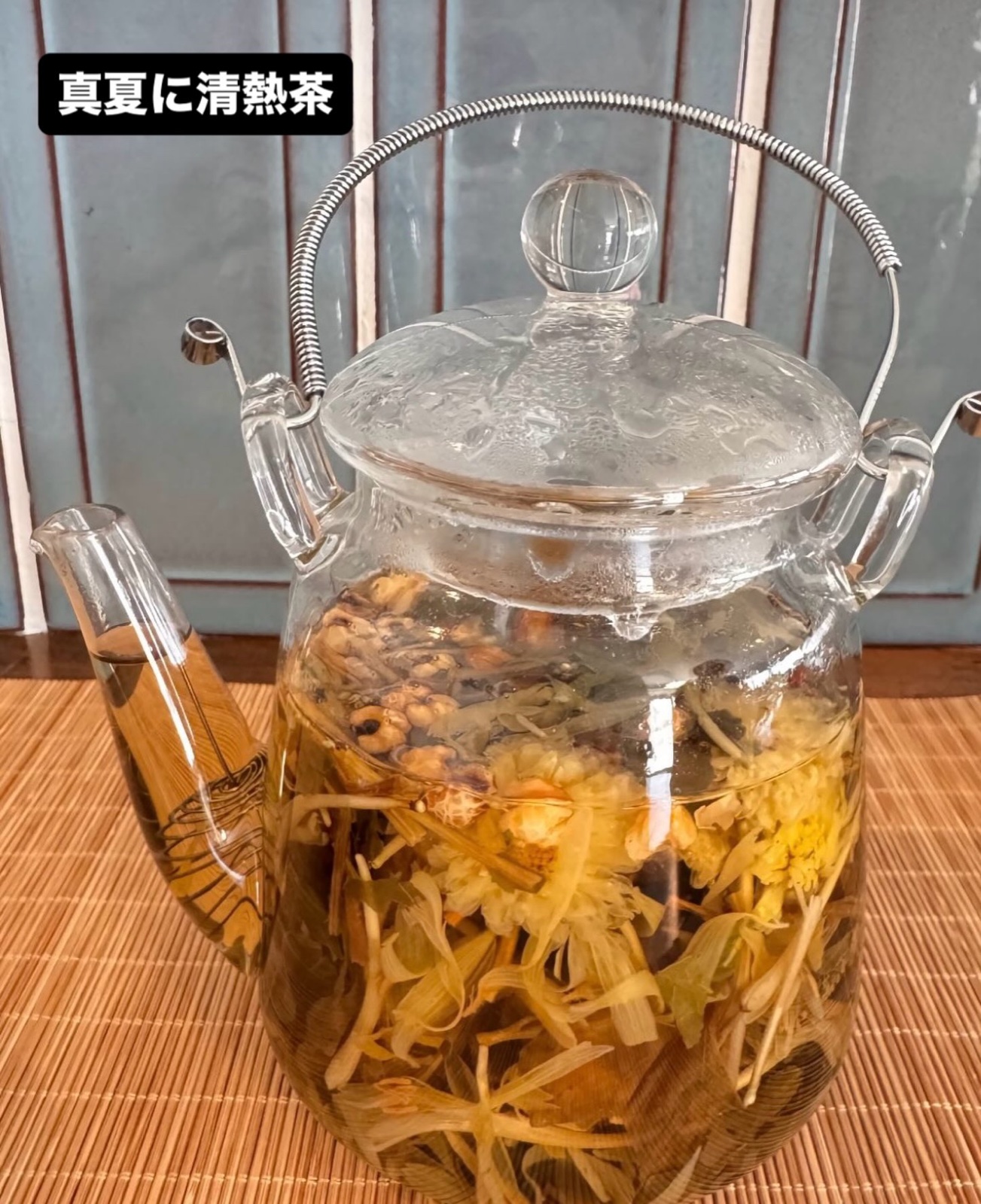 水穀茶房の清熱茶。ガラスのティーポットの中に菊の花や生薬が浮かんでいる（公式Instagramより）