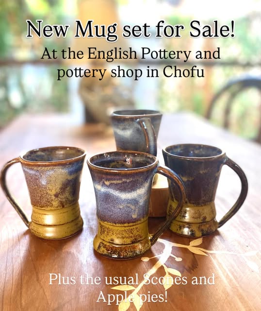 「New Mug set for Sale!」の文字とともに木のテーブルに並んだ4客のマグ。上部は青紫、下部は金茶の二色掛けの釉薬(The English Cafe公式Instagramより)