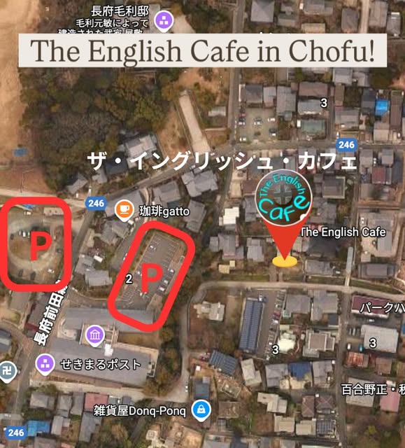 「The English Cafe in Chofu!」と書かれた航空写真の地図。店舗位置のピンと、赤枠で囲まれた2か所の駐車場(P)が示されている(The English Cafe公式Instagramより)