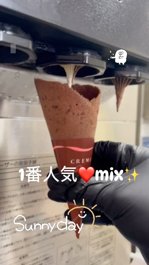 1番人気のmixソフトクリームを巻いているところ（公式Instagramより）