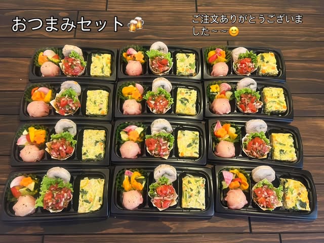 12食分の「おつまみセット」。スパニッシュオムレツ、ミニタコス、自家製鶏ハム、アンチョビポテトの生ハムボール、自家製ピクルスが黒い長方形の容器に彩りよく詰められている(Yolo's cafe公式Instagramより)