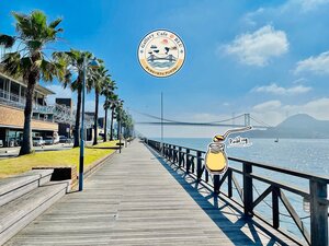 ギャラリーカフェ アンドブルー公式サイトのトップ画像（関門海峡沿いの遊歩道と関門プリンのイラスト）