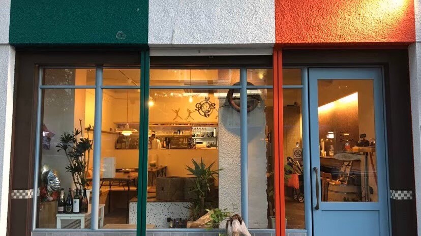 cucinA Agoo BamBinoの外観。イタリア国旗カラーのファサードが目印(公式サイトより)