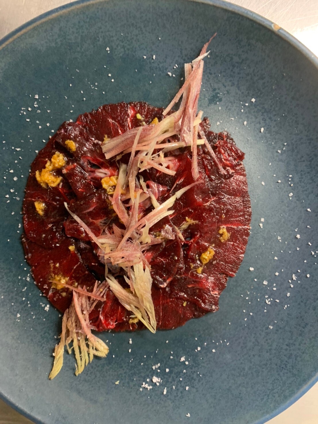 cucinA Agoo BamBinoの牛肉のカルパッチョ。ウニとみょうがをあしらった前菜(公式サイトより)