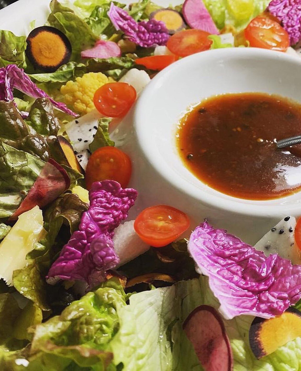 cucinA Agoo BamBinoの彩り野菜のサラダ。ドラゴンフルーツや紫キャベツを使った一皿(公式サイトより)