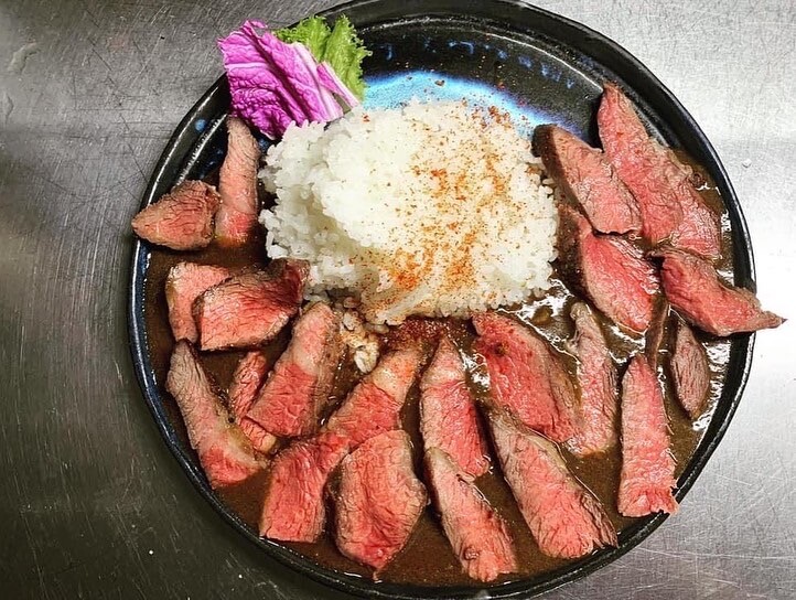 cucinA Agoo BamBinoの和牛ステーキ丼。ガーリックライスと合わせたメイン(公式サイトより)