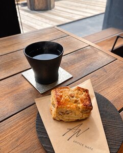 Anvire Noteのキャラメル胡桃スコーンとコーヒー（公式Instagramより）