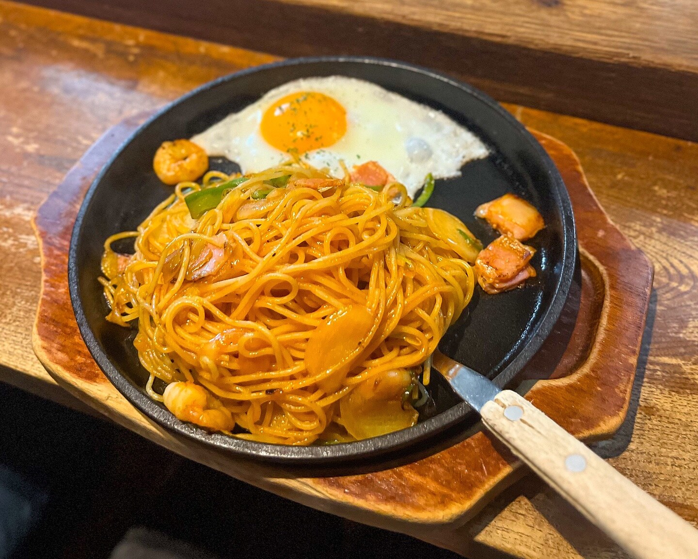BAGDAD CAFEのナポリタンと目玉焼き、オムライスのプレート(公式Instagramより)