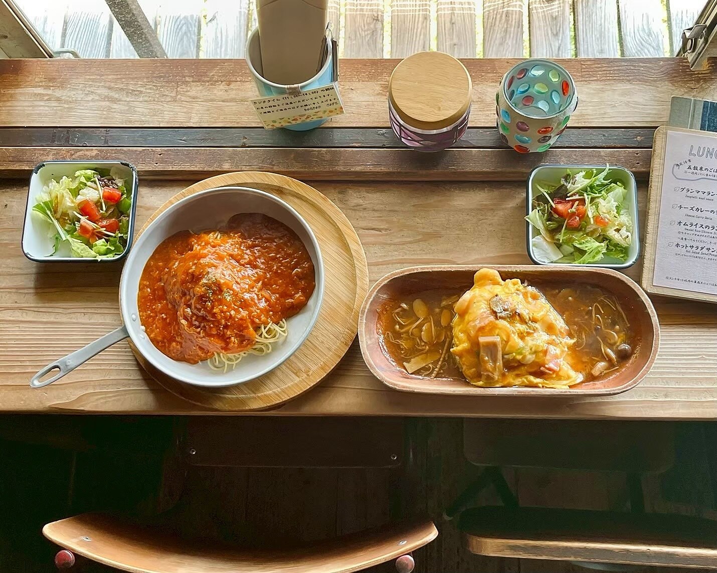 BAGDAD CAFEのサンドイッチとカフェラテ(公式Instagramより)