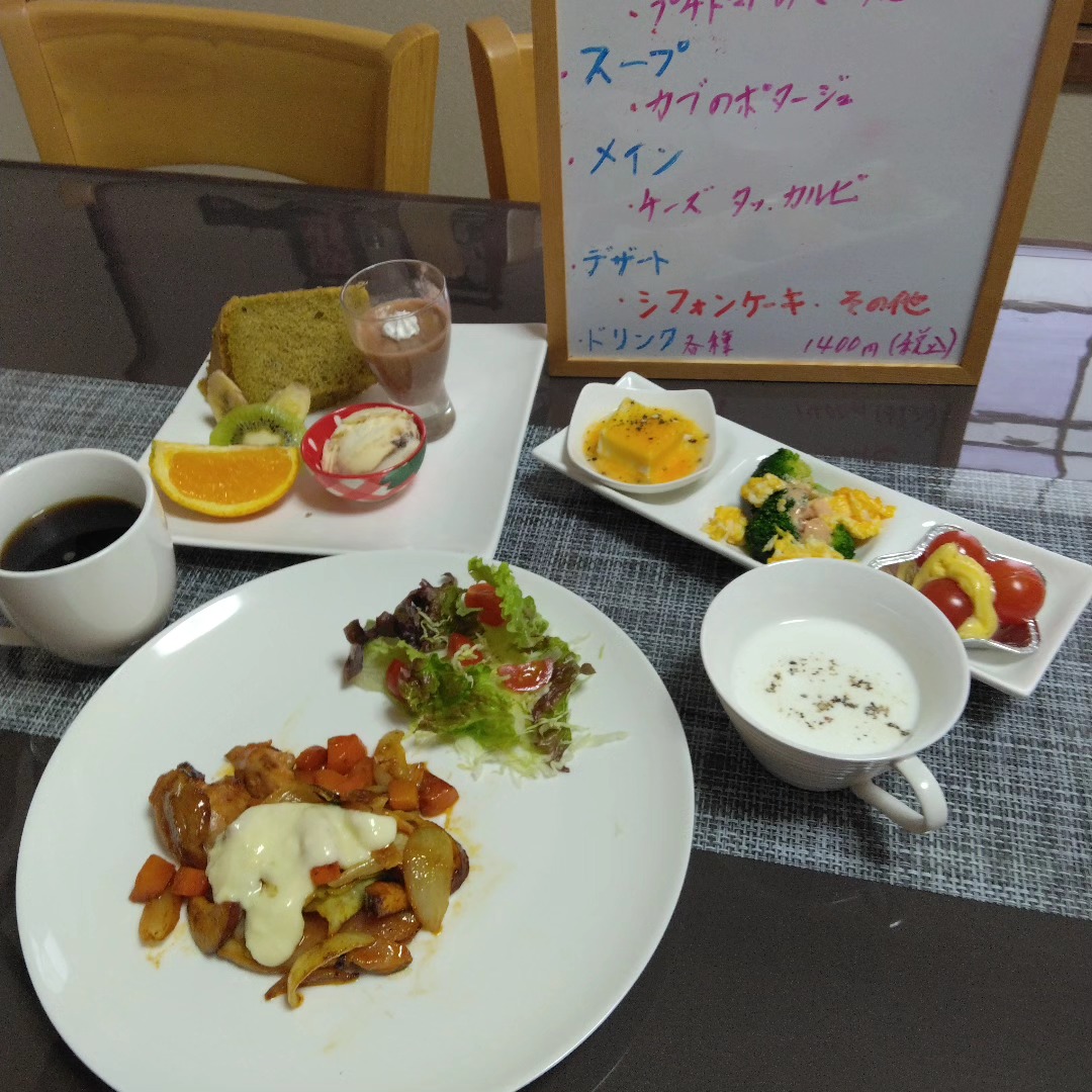 チーズタッカルビのランチとメニューボード（公式Instagramより）