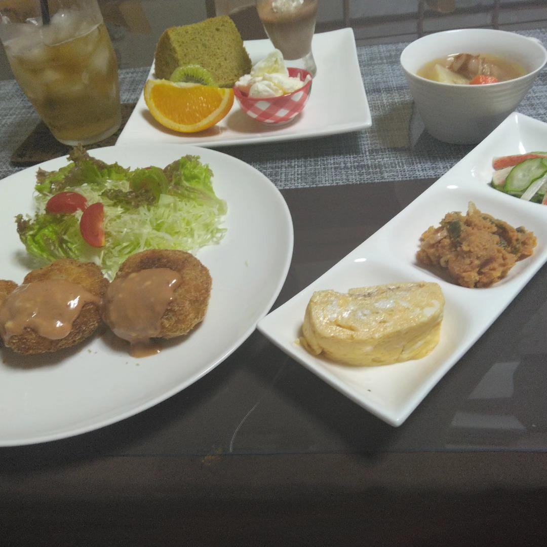 ソースをかけた揚げ物のメインとデザートプレート（公式Instagramより）