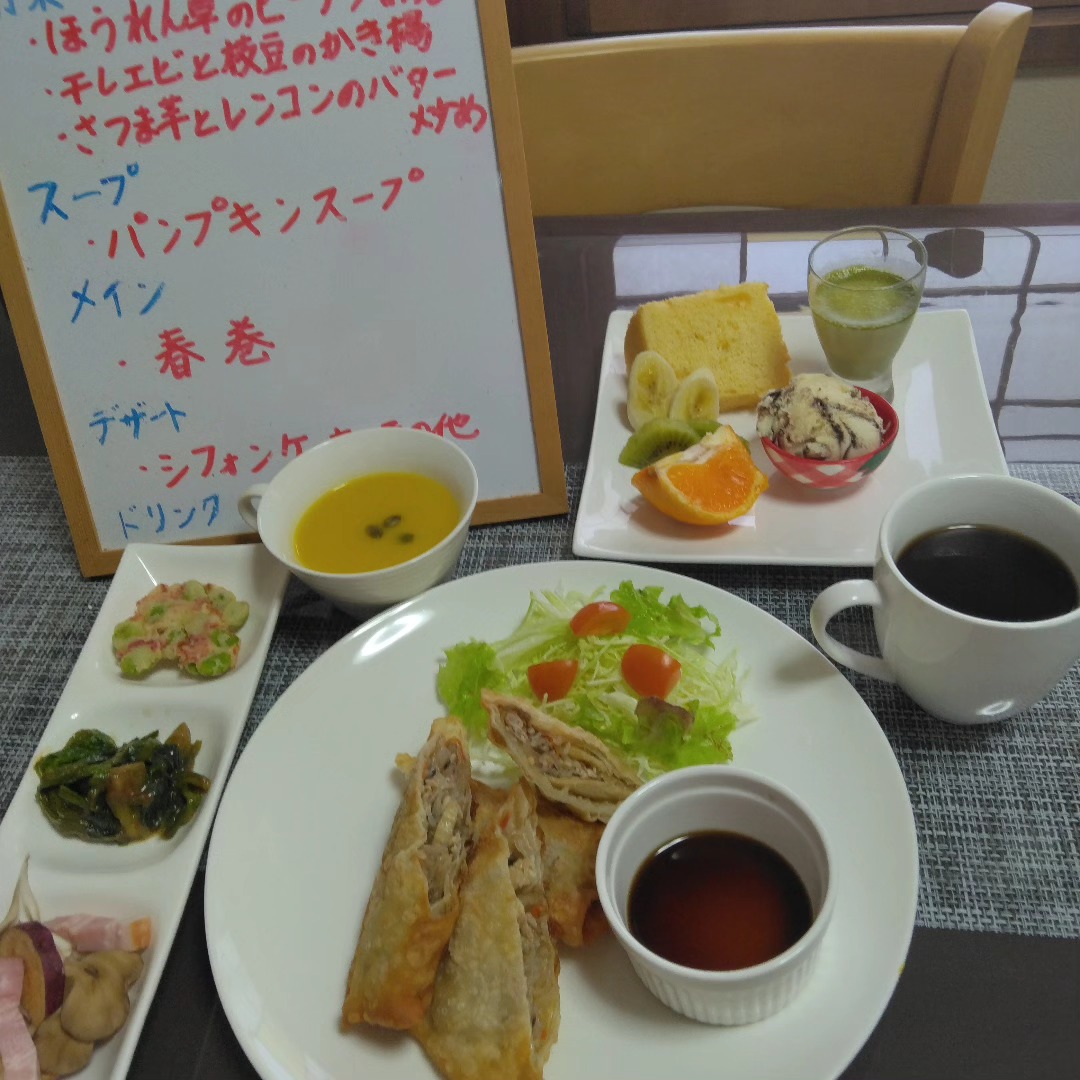 春巻のランチとパンプキンスープ（公式Instagramより）
