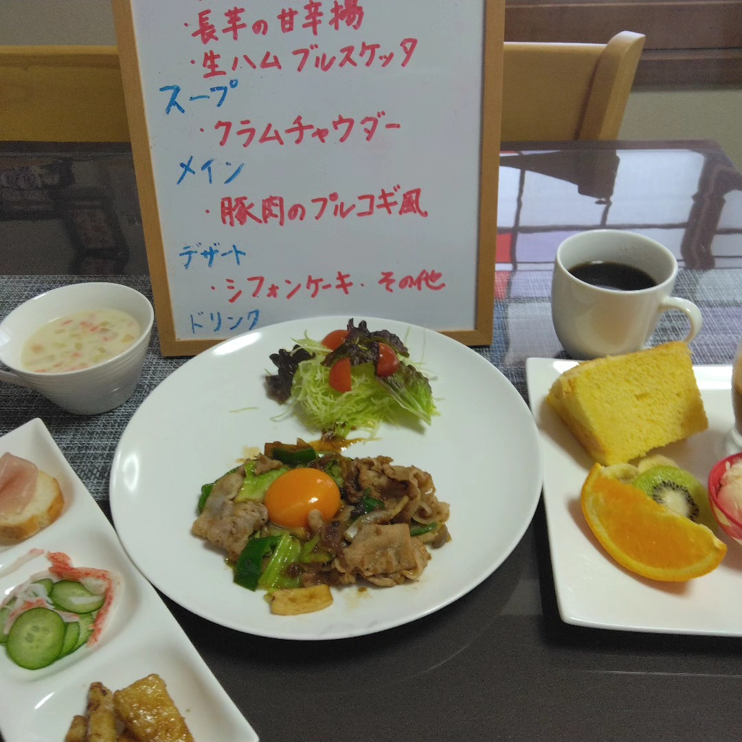 豚肉のプルコギ風ランチとクラムチャウダー（公式Instagramより）