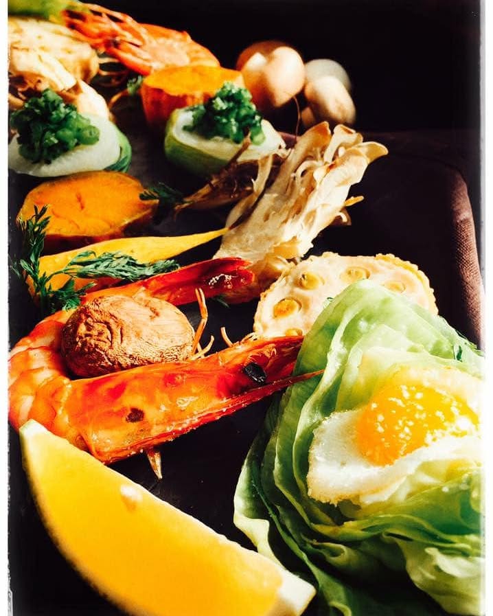 エビや野菜が並ぶお料理（後田キッチン歩来里 公式Instagramより）