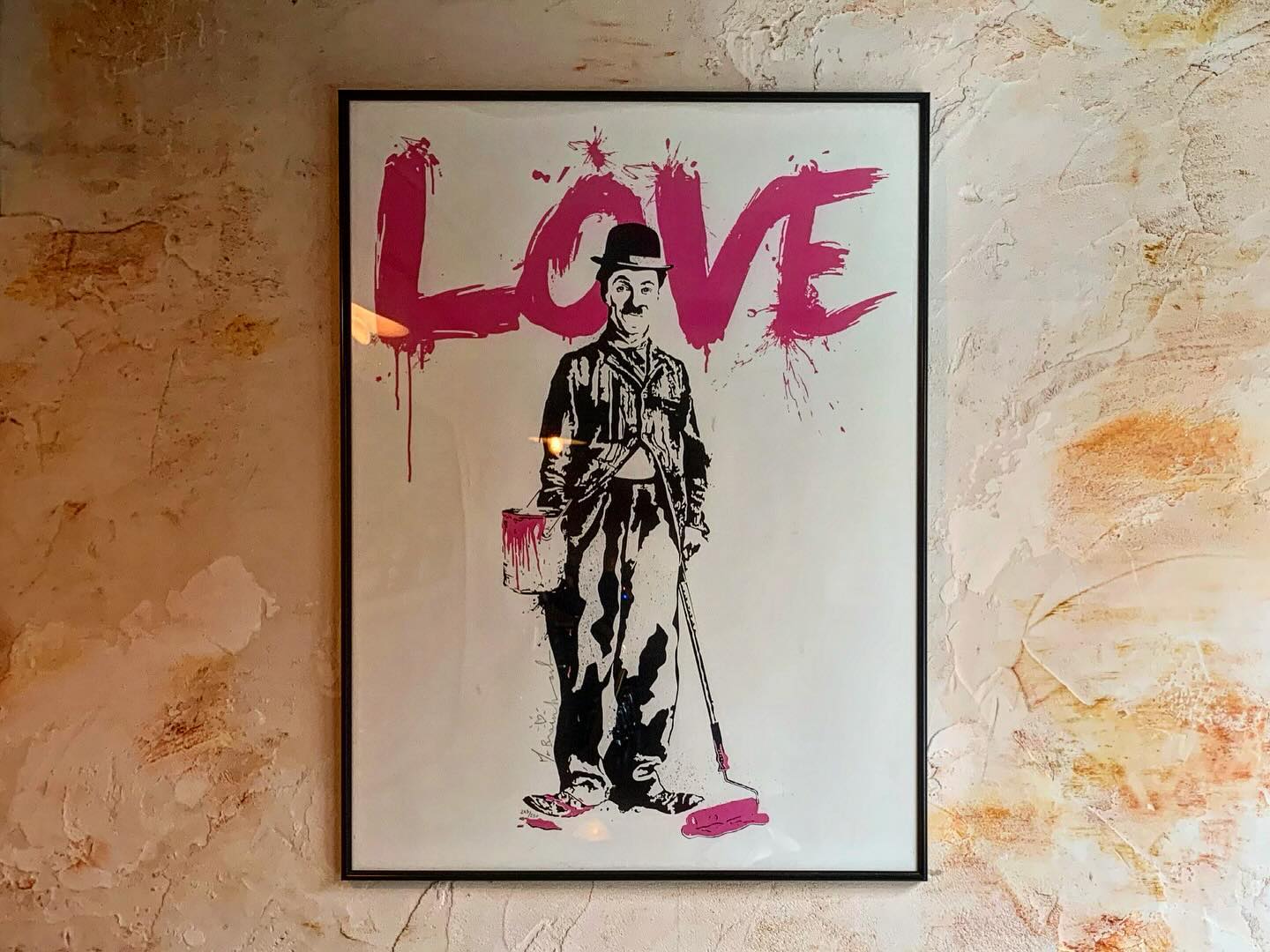 店内の壁にかかるアートポスター「LOVE」（公式Instagramより）