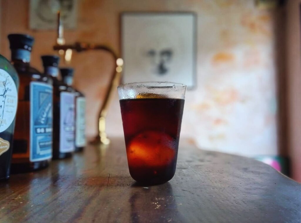 バックヤードのカウンターに置かれた水出しコーヒー（公式Instagramより）