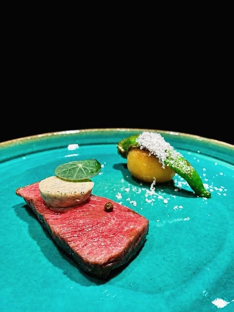 ラ・カシェットの赤身肉のロースト。ライムと山椒の実を添えたメイン(公式Instagramより)
