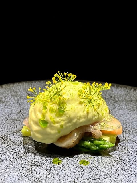 ラ・カシェットの白身魚のポワレ。皮目を香ばしく焼き上げた一皿(公式Instagramより)