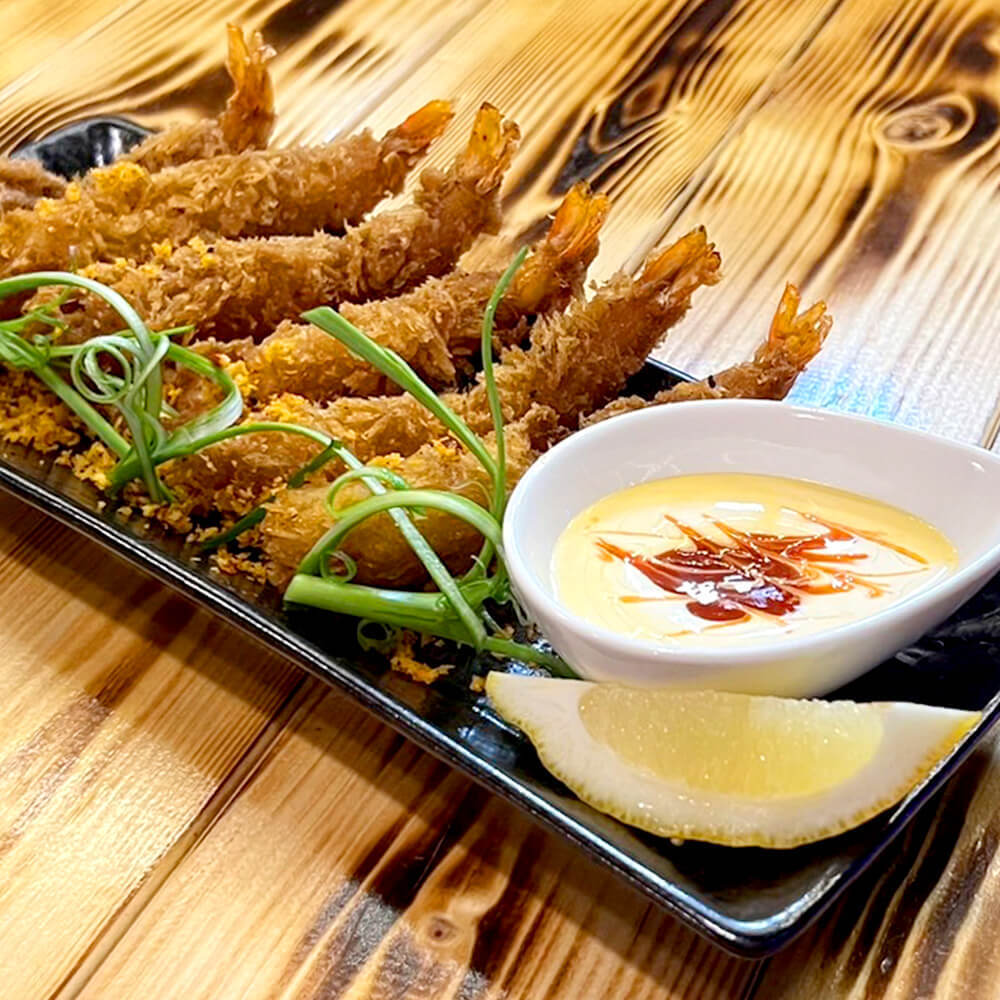 MR.CEYLONの夜の外観。ネオンサインが灯るスパイスバーらしい入り口(公式サイトより)