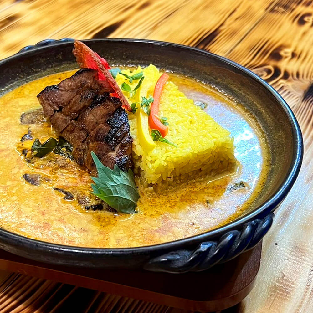 MR.CEYLONのスリランカカレー。ローストした肉とサフランライスを添えて(公式サイトより)