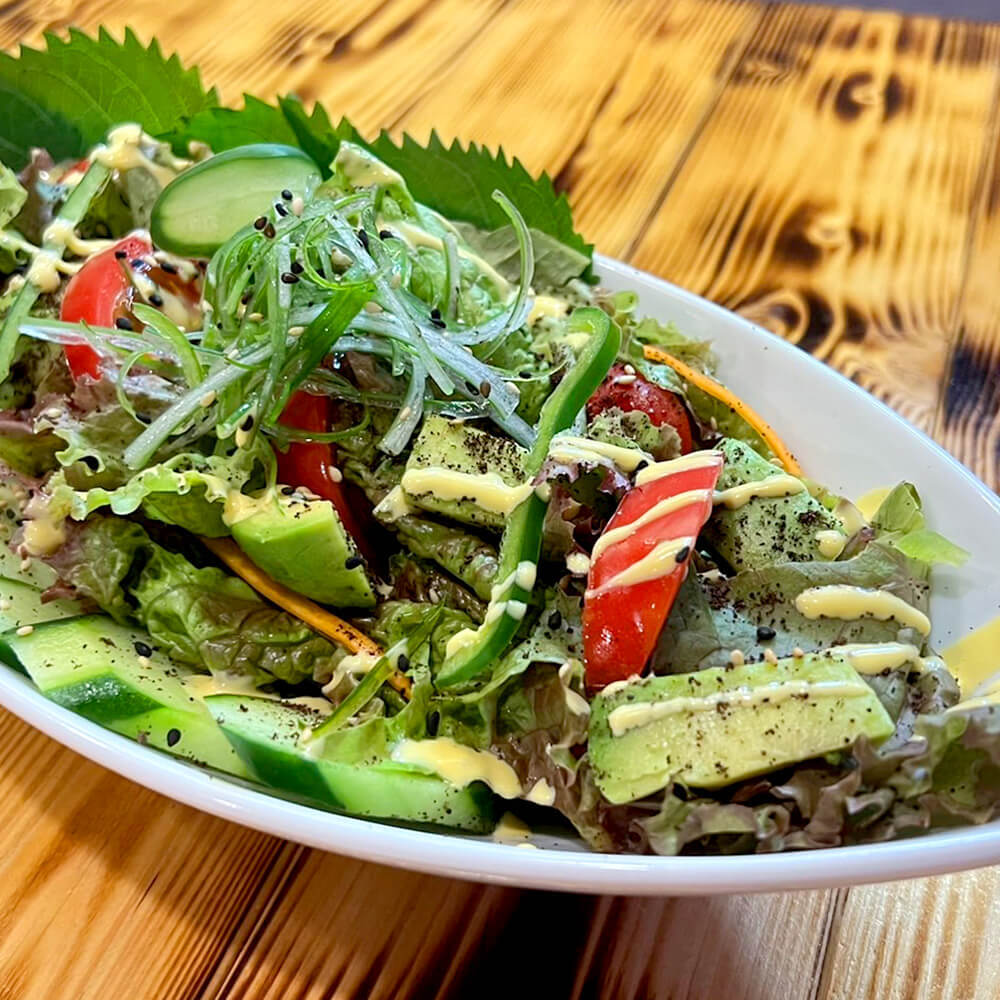 MR.CEYLONの野菜サラダ。大葉やアボカド、トマトをたっぷり使って(公式サイトより)