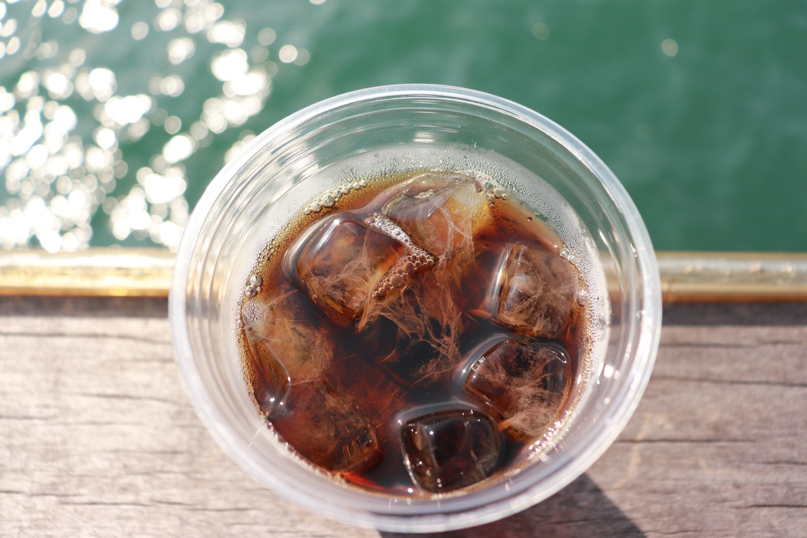 海辺で水出しコーヒー（FUJI COFFEE・公式Instagramより）