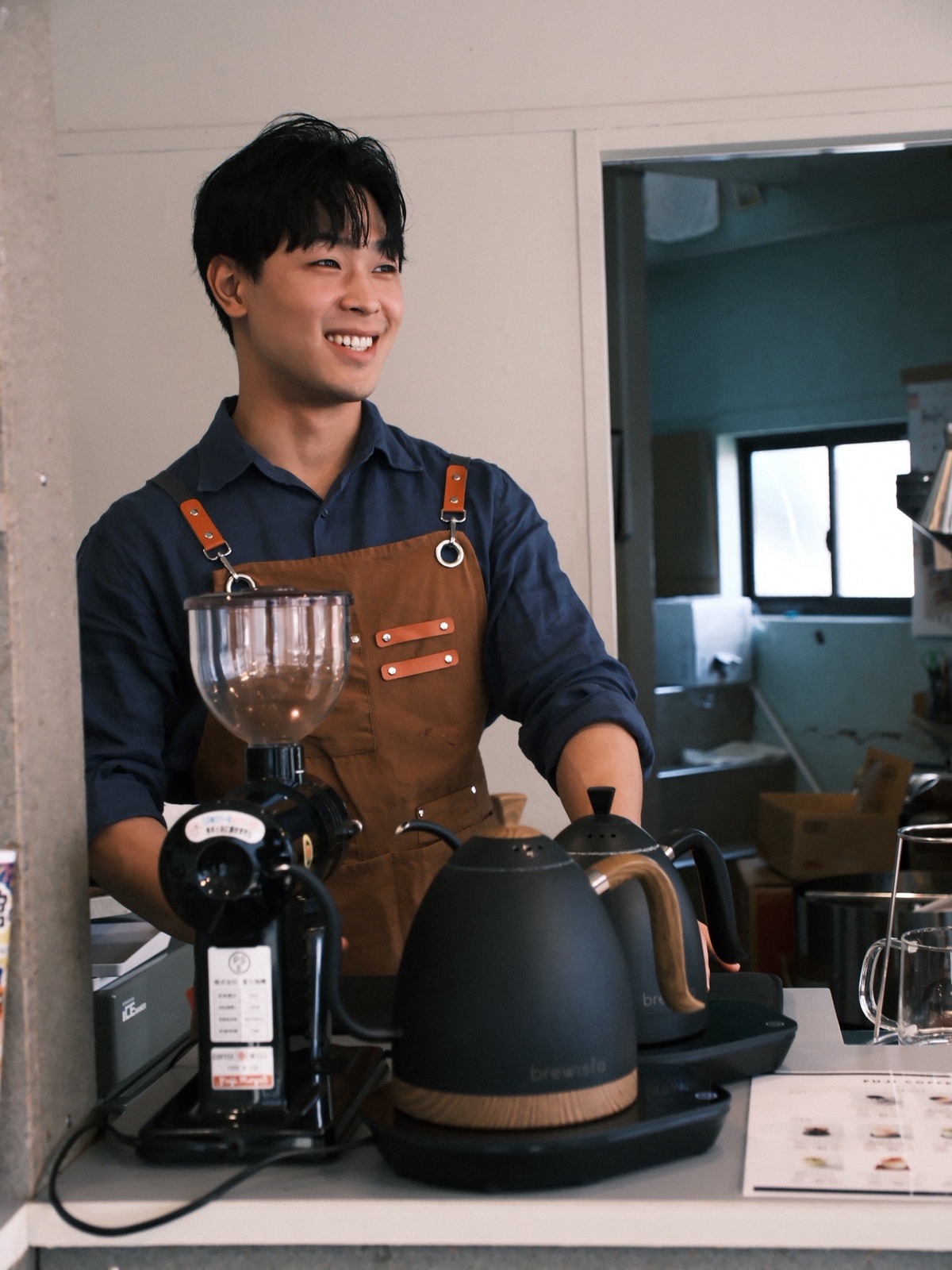 ハンドドリップをいれるスタッフ（FUJI COFFEE・公式Instagramより）