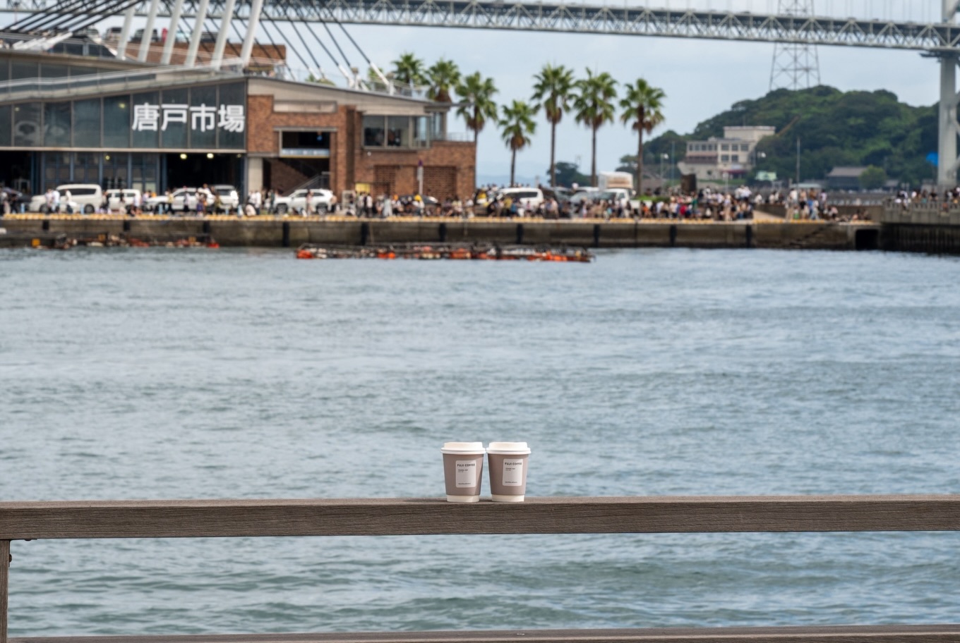 唐戸の海辺とテイクアウトカップ（FUJI COFFEE・公式Instagramより）