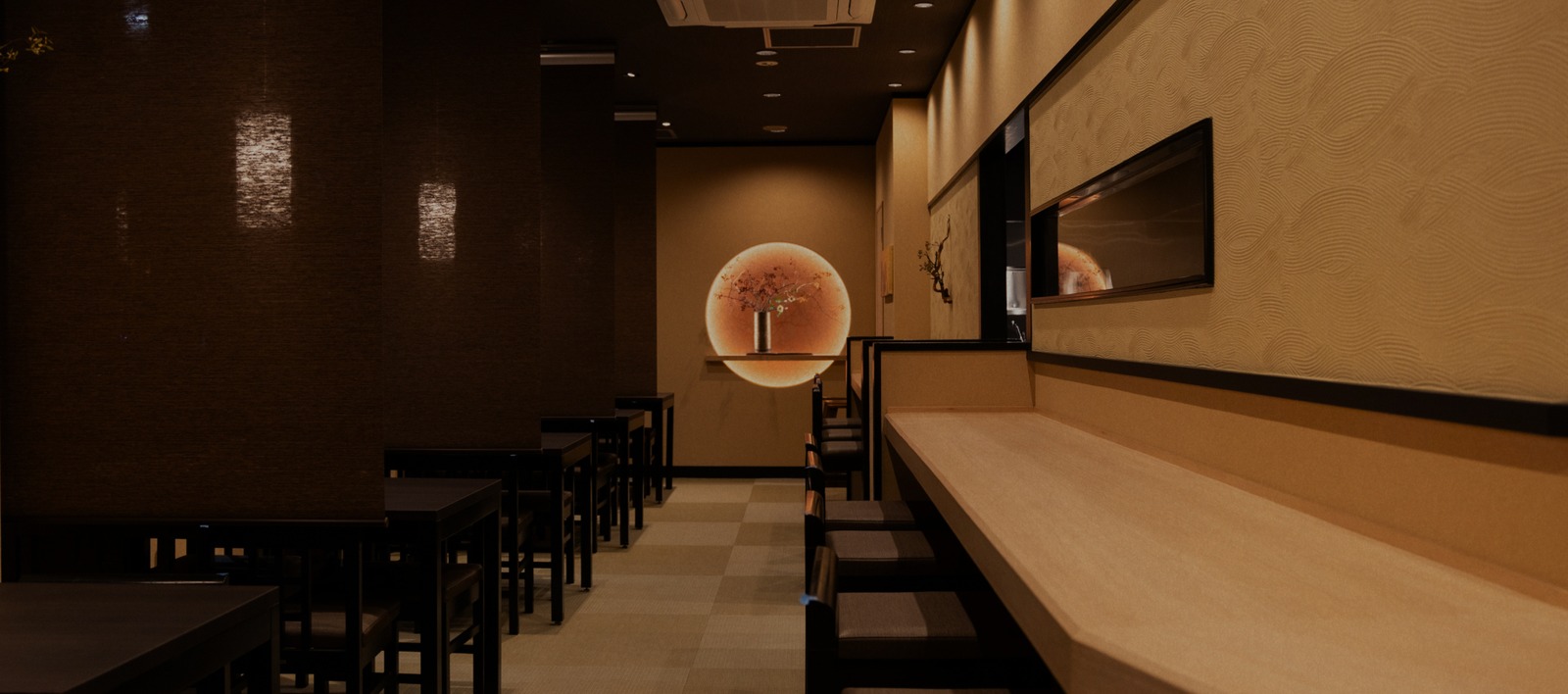 カウンター席とテーブル席が並ぶ店内(ふく田・公式サイトより)