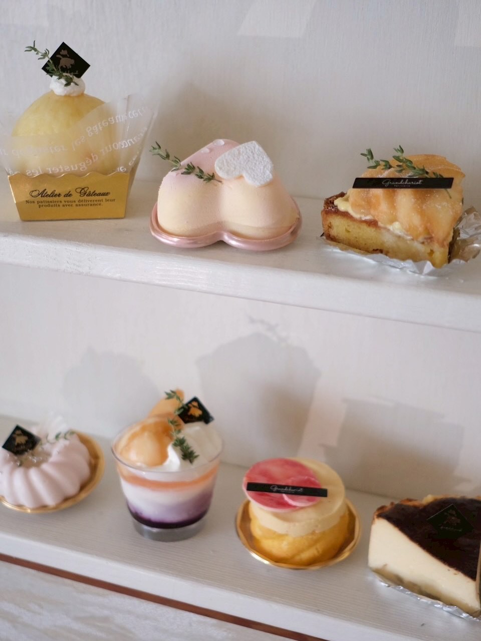ショーケースに並ぶ季節のケーキ（グランシャリオ公式Instagramより）