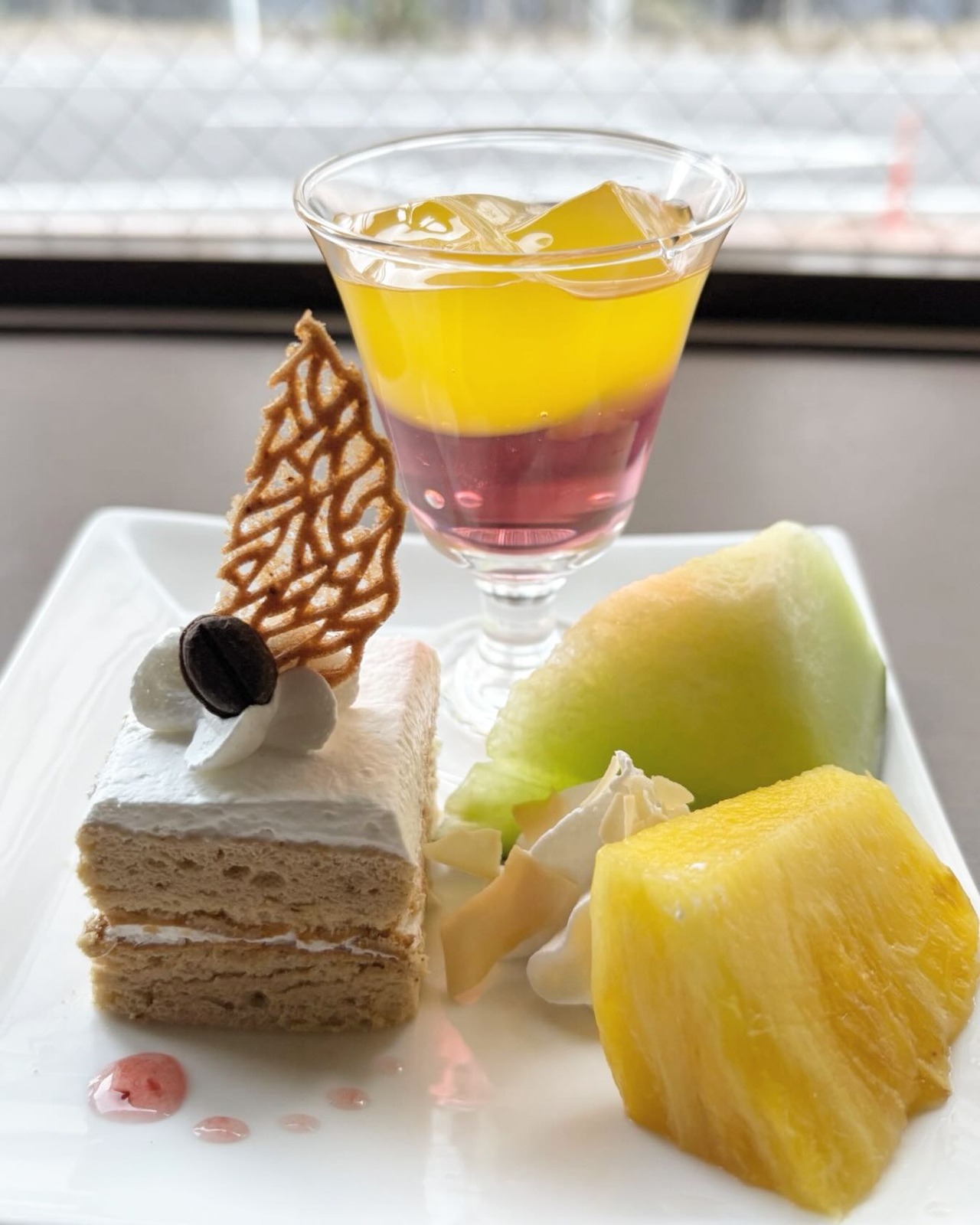 ランチ付きのデザート：コーヒーのケーキとカシスオレンジのゼリー（弘TOMORROW公式Instagramより）