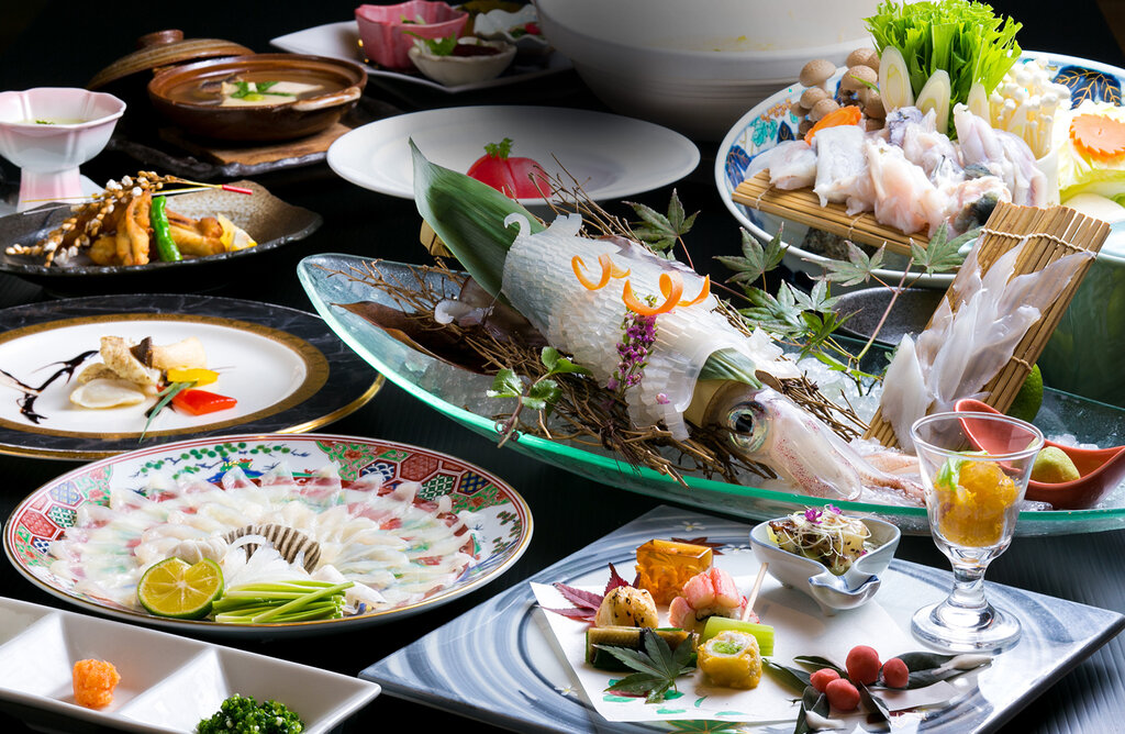 平家茶屋の活イカ姿造りとふく料理のコース（公式サイトより）