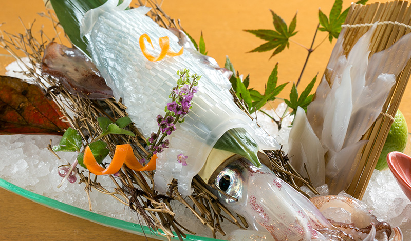 平家茶屋名物の剣先イカの活き造り（公式サイトより）