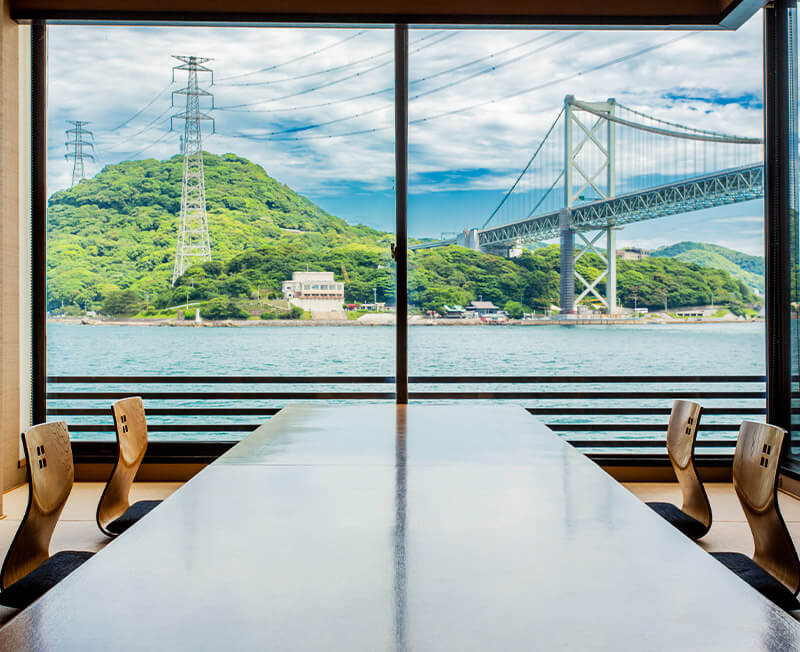関門橋を望む平家茶屋の客席（公式サイトより）