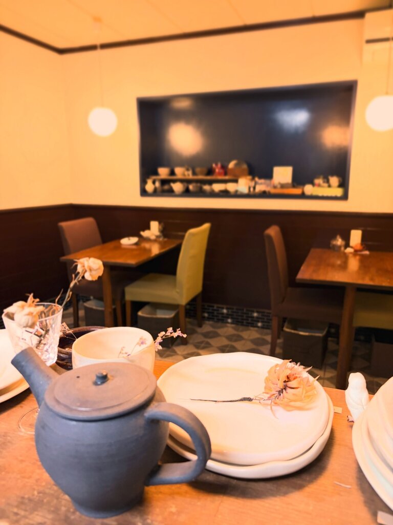 CAFEホトリの店内とテーブルの急須（公式Instagramより）