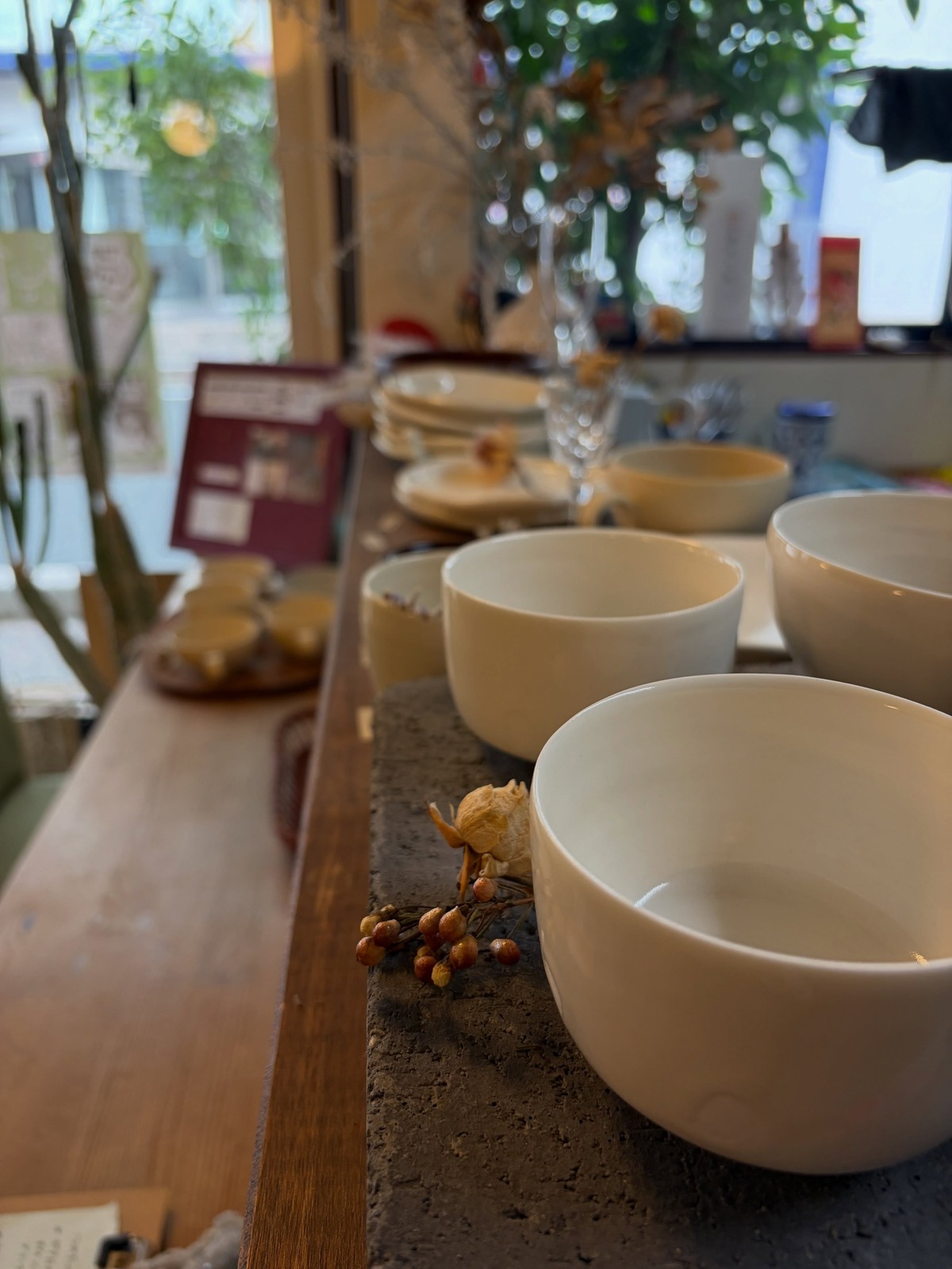 CAFEホトリの店内に並ぶ器(公式Instagramより)