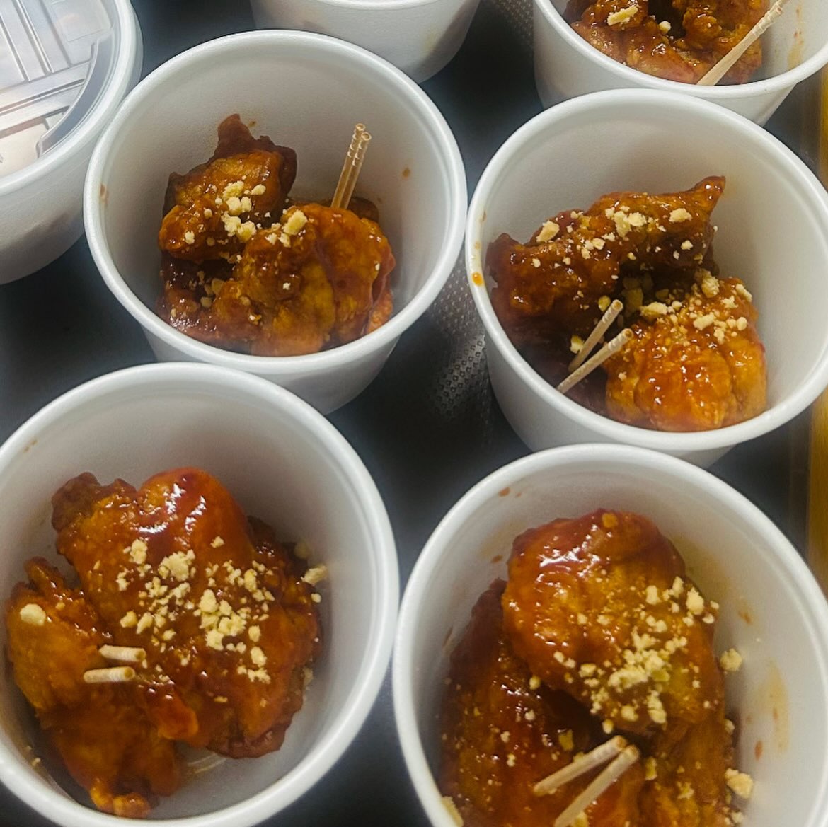 純珈琲のヤンニョムチキン(公式Instagramより)