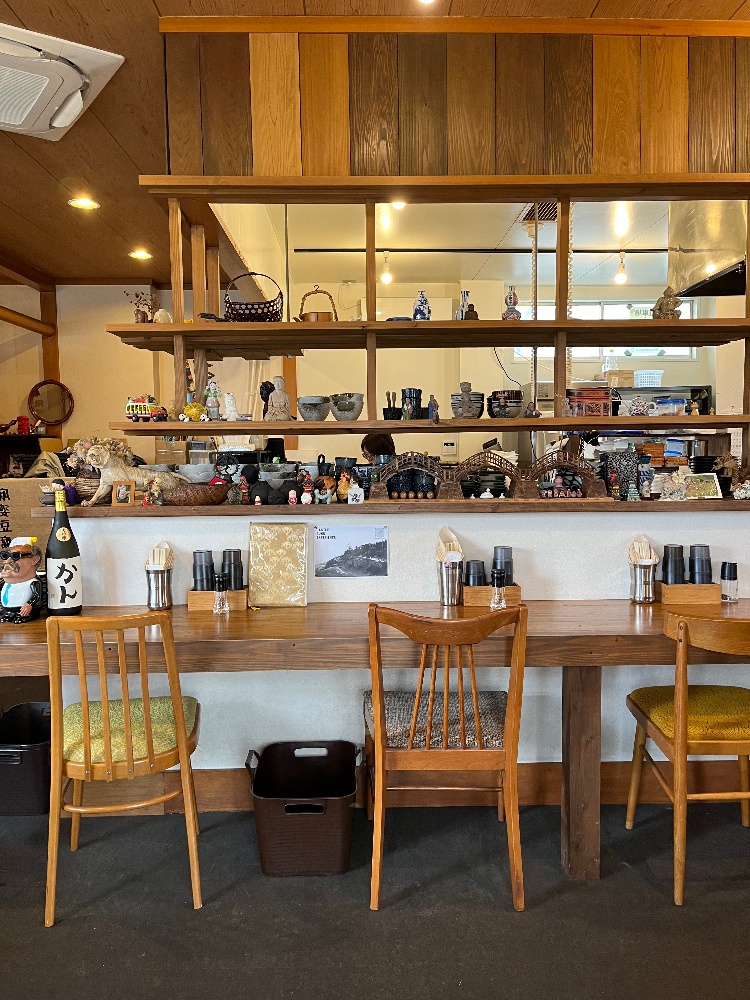 カウンターと棚のある店内（麻婆豆腐かん・公式サイトより）
