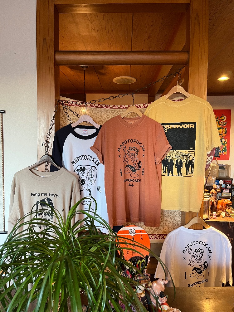 店内のおみやげコーナーのTシャツ（麻婆豆腐かん・公式サイトより）
