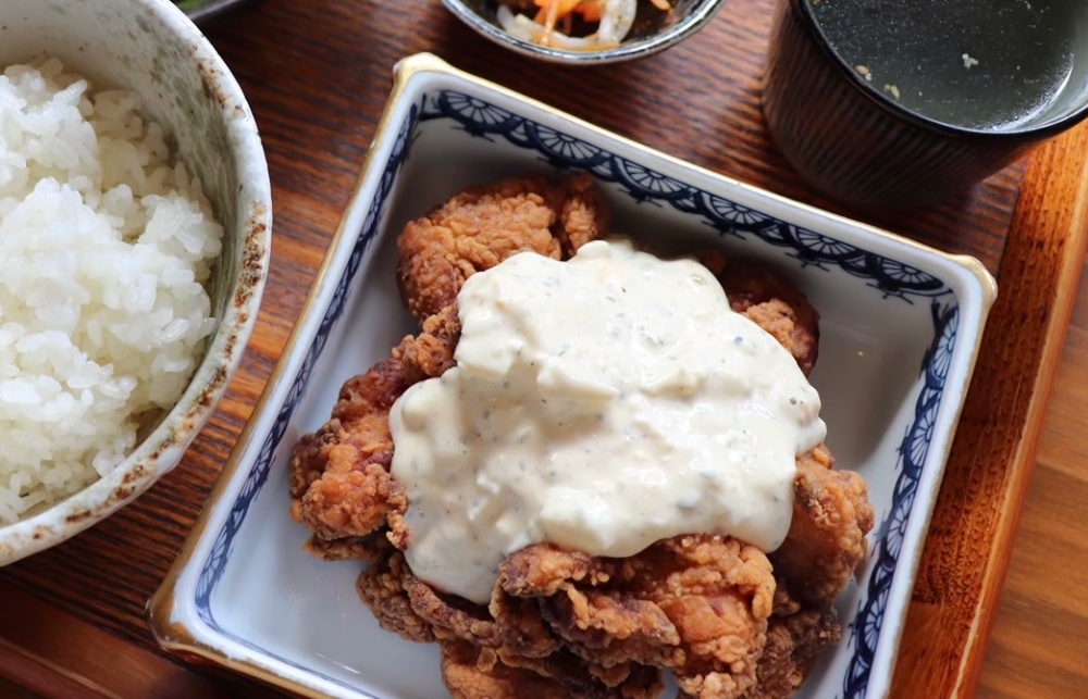 自家製タルタルソースの唐揚げ定食（麻婆豆腐かん・公式サイトより）