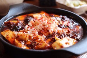 熱々の鉄鍋に入った本格四川風麻婆豆腐（麻婆豆腐かん・公式サイトより）