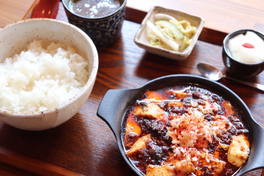 ご飯と小鉢が付いた麻婆豆腐定食（麻婆豆腐かん・公式サイトより）