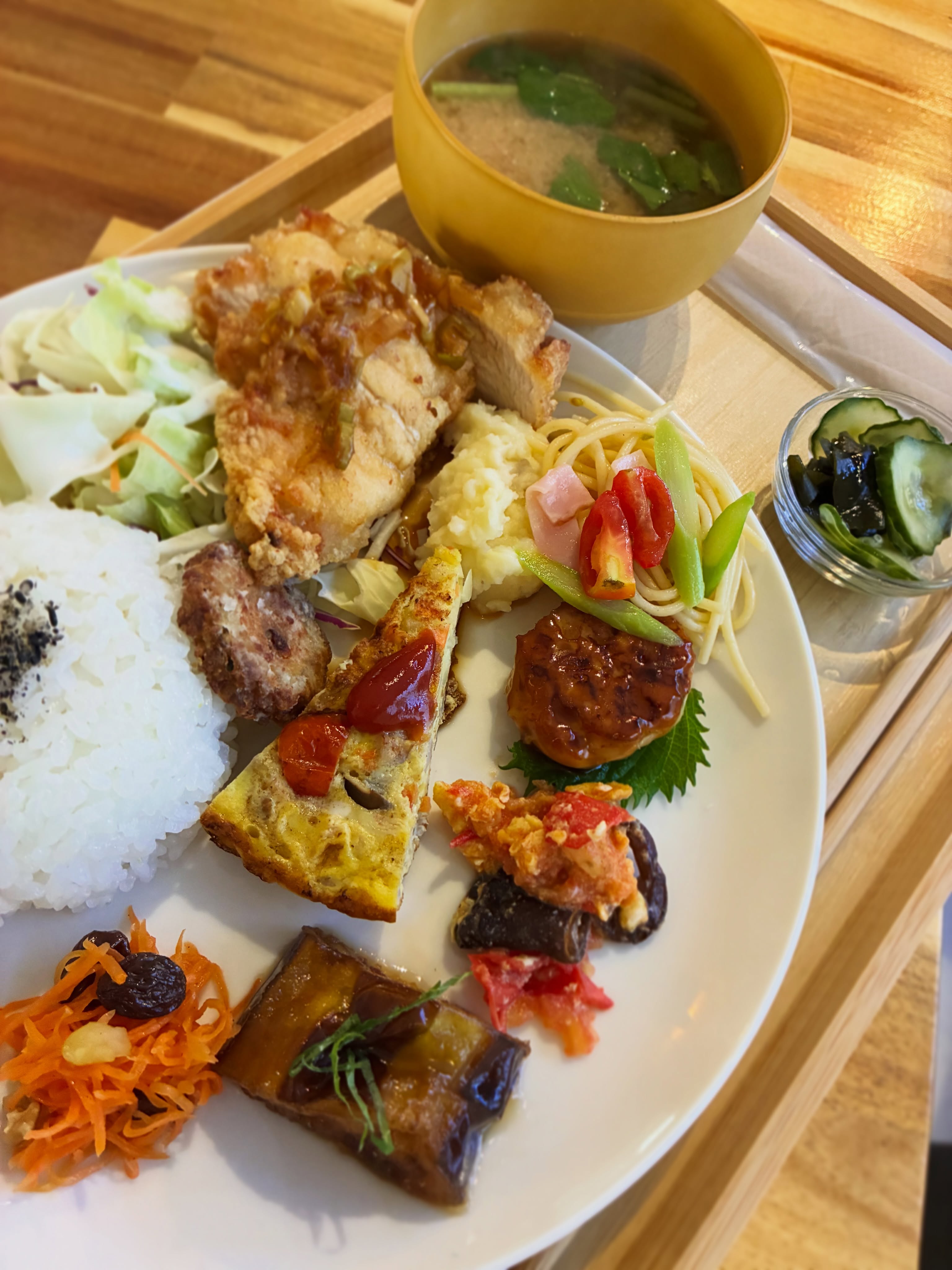 きくがわ食堂かむかむの日替わりプレート。玄米ごはん、から揚げ、卵焼き、味噌汁など彩り豊かな定食(公式Instagramより)