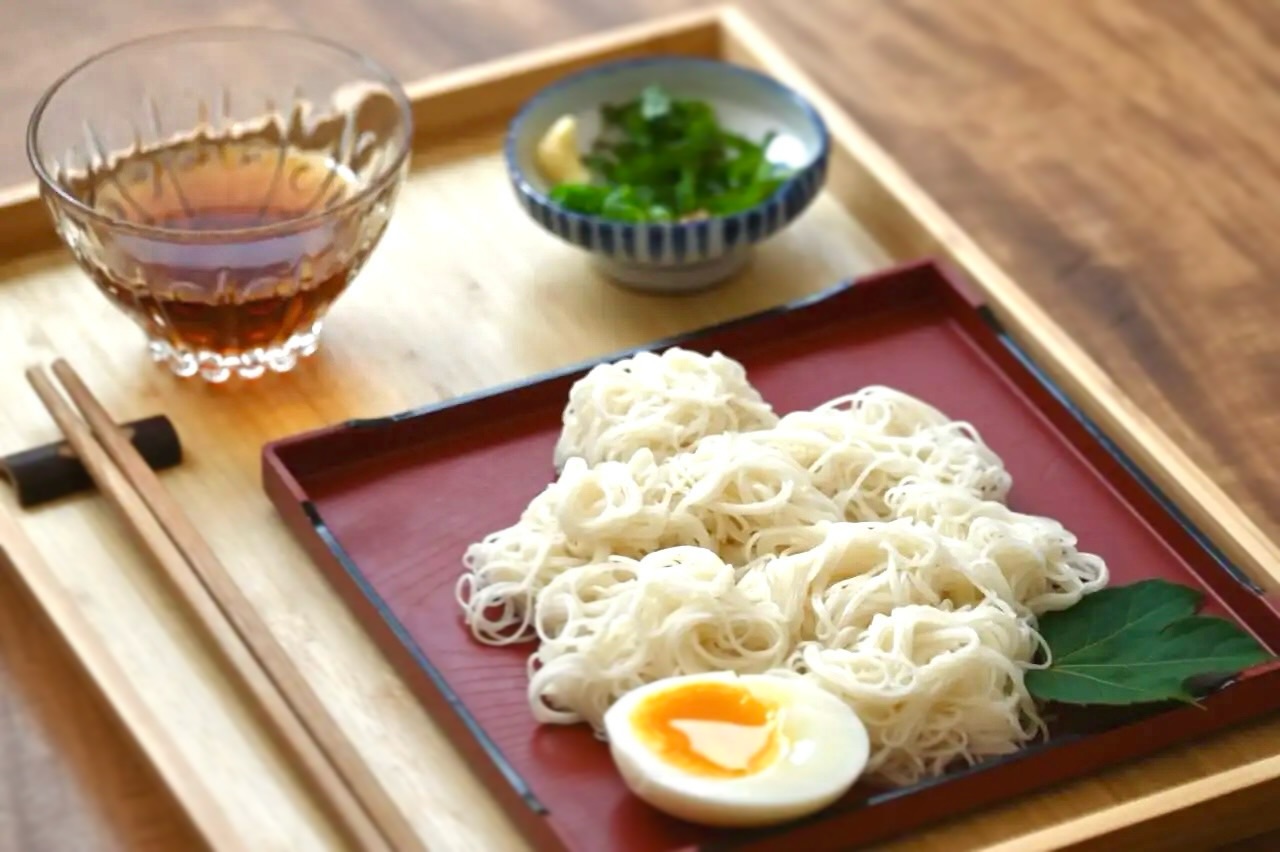 きくがわ食堂かむかむのそうめん。温泉卵と薬味が添えられている(公式Instagramより)