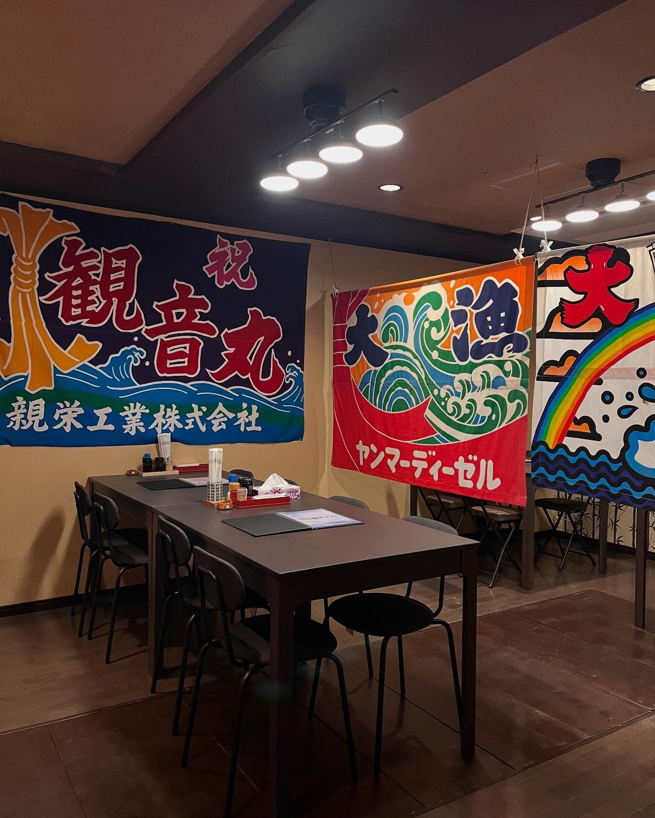 観音丸のテーブル席(公式Instagramより)