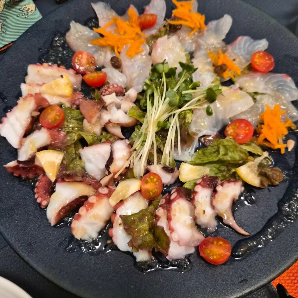 海夏人のお任せ料理の一例、鯛とタコのカルパッチョ風の一皿（公式Instagramより）